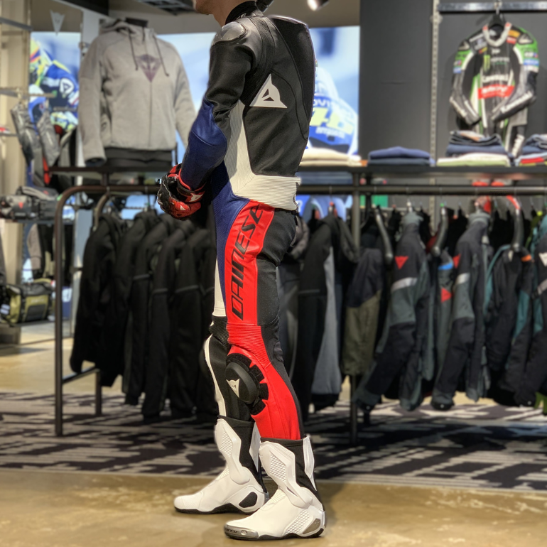 ダイネーゼの新作レザースーツ『DEMON SPRINT PERF 1PC LEATHER SUIT